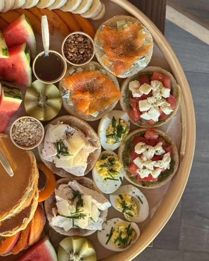 Détail du plateau brunch : mini toasts garnis, œufs mayonnaise, coulis et granola
