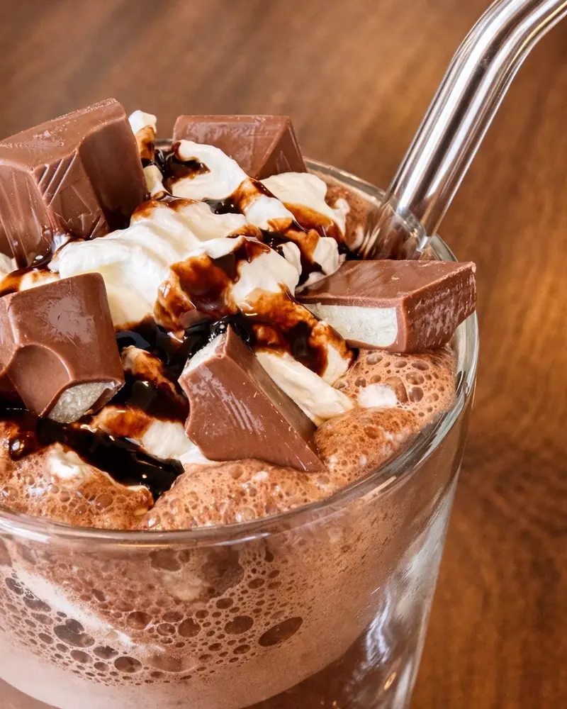 Chocolat signature Kinder avec crème fouettée et morceaux de chocolat
