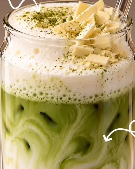 Matcha Snow : matcha glacé marbré de lait, mousse et copeaux de chocolat blanc