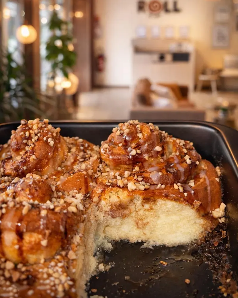 Plaque de rolls aux éclats de noisette au premier plan, le comptoir au fond